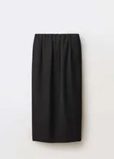 Falda larga de corte recto y tiro medio, confeccionada en una mezcla de lana. Presenta un diseño minimalista con cintura elástica fruncida, bolsillos laterales y una abertura posterior en el bajo.