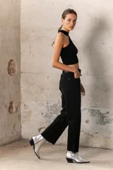 Pantalón de jeans negro de corte recto con terminación desflecada.