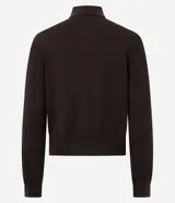 Blusa de punto color bordó con cuello polo, cierre frontal parcial con botones y bolsillo pequeño aplicado en el pecho. Presenta mangas largas y un corte regular.