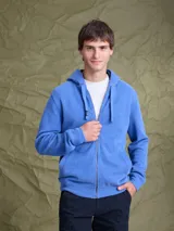 Campera canguro negra con capucha, cierre frontal completo y bolsillos laterales, confeccionada en algodón.