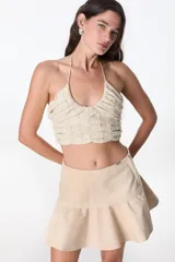 Minifalda color beige de cuero con volados en el ruedo.