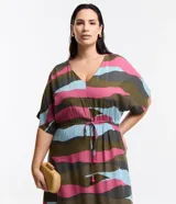 Vestido midi con estampado abstracto en tonos rosa, marrón, verde y celeste. Tiene escote en V, mangas cortas tipo murciélago y lazo ajustable en la cintura.