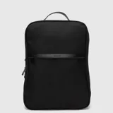 Mochila ejecutiva urbana de diseño minimalista, color negro, con compartimento para laptop de 14 pulgadas, asa superior y correas acolchadas con malla transpirable.