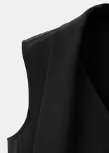 Vestido corto negro sin mangas, con cuello en V, diseño recto, bajo asimétrico y un fino cinturón incluido.