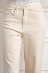 Pantalón de jean color crudo, de corte recto, tiro medio y ruedo ancho con detalle de línea roja.