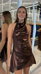 Vestido corto marrón metalizado, sin mangas, con cuello alto drapeado y falda con corte asimétrico.