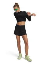 Short deportivo Under Armour de secado rápido, confeccionado en tejido elástico ligero. Presenta cintura elástica con logo visible, bolsillos laterales y aberturas en el bajo para mayor libertad de movimiento.