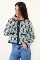 Saco de punto con diseño de rombos en tonos verde, amarillo y gris. Presenta cuello redondo, cierre frontal con botones y dos bolsillos delanteros con terminaciones en contraste.