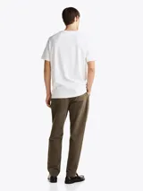 Remera de corte relajado confeccionada en mezcla de algodón con fibras elásticas. Presenta cuello redondo, mangas cortas y el logo de la marca bordado en el pecho.