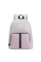 Mochila acolchada color gris claro, con bolsillo frontal con estampado de corazones rosados. Presenta un parche frontal con las letras 'TR DY' y un dije de corazón negro con un rayo rosa en el cierre.