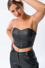 Top negro estilo corset, sin mangas y con escote recto.