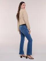 Campera corta capitoneada Michael Kors de color beige, con diseño acolchado en rombos, cuello camisero, cierre frontal de botones metálicos a presión y bolsillos frontales con solapa. Incluye un pequeño bolsillo en la manga.