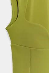 Vestido midi verde lima, sin mangas, con escote corazón y bajo evasé.