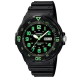 Reloj análogo Casio con caja y correa de resina negra. Esfera negra con números y marcadores de hora en color verde neón. Presenta bisel giratorio unidireccional con marcadores verdes, manecillas luminiscentes y ventana de fecha y día de la semana (MON 5). Indica resistencia al agua de 100M.