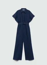 Mono azul de bambula con cuello camisero, manga corta, cinturón ajustable y cierre frontal con botones.
