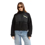 Campera de polar tipo sherpa color negro, con paneles frontales de tela técnica, cierre frontal completo y bolsillos con cierre. Presenta un bolsillo adicional en el pecho con cierre en contraste color verde lima.