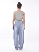 Top negro sin mangas con escote redondo y lazo ajustable en el ruedo.