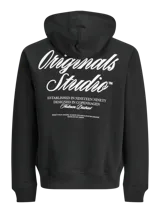 Buzo con capucha de corte holgado, confeccionado en tejido loopback con interior levemente afelpado. Presenta bolsillo frontal tipo canguro, puños y ruedo acanalados, y estampas gráficas en el frente.