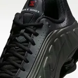 Championes Nike Shox R4 modelo Black Bright Crimson, de color negro con la icónica tecnología de amortiguación Shox en el talón.