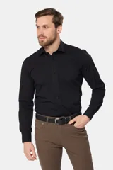 Camisa de vestir de manga larga, color negro, con cuello clásico y cierre frontal de botones.