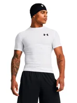 Remera deportiva de compresión Under Armour, manga corta, color blanco con logo de la marca en negro en el pecho. Confeccionada en tejido elástico de secado rápido con costuras planas ergonómicas.