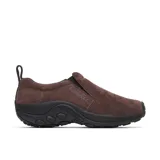Zapato slip on Merrell modelo Jungle Moc, de color marrón, confeccionado en gamuza con suela de goma negra y diseño sin cordones.