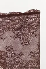 Braguita tipo culotte de encaje floral, color marrón oscuro, con tiro medio y bordes festoneados.