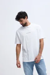 Remera oversize Brooksfield de color marrón, con diseño de manga corta, cuello redondo y estampa minimalista en el frente.