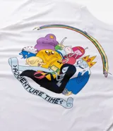 Remera de algodón color blanco con cuello redondo y manga corta. Presenta un estampado gráfico en la espalda con los personajes de la serie Hora de Aventura y el logo de la serie.