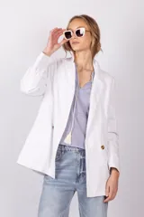 Blazer largo blanco con bolsillos frontales.