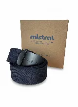 Cinto de algodón color azul marino con hebilla metálica negra con el logo de la marca grabado.