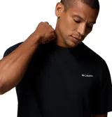 Remera de manga corta Columbia color negro, de corte clásico con cuello redondo, confeccionada en algodón orgánico. Presenta el logo de la marca estampado en pequeño sobre el pecho.