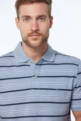 Remera polo celeste con rayas horizontales en azul marino y blanco, confeccionada en tejido piqué. Tiene botones personalizados y logo bordado en el pecho.