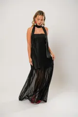 Vestido largo de fiesta negro con textura de red, escote recto y breteles finos. Incluye una bufanda del mismo material.