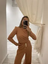 Pantalón de morley color marrón, de corte holgado y cintura elastizada con cordón ajustable.