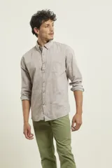 Camisa de manga larga color gris claro con textura, cuello abotonado y bolsillo en el pecho.
