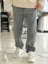 Pantalón de jean gris con efecto deslavado, corte baggy y diseño holgado.