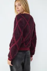Cardigan de punto con cuello en V y manga larga, confeccionado en tejido tricot circular. Presenta un diseño de rombos en tonos borgoña y rojo oscuro, con un acabado afelpado o peluche.