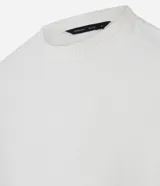 Remera de manga corta con cuello redondo, confeccionada en tejido texturizado de algodón y poliéster.