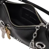 Cartera tipo shoulder bag de cuero color negro, de diseño alargado, con asa de hombro ajustable y herrajes metálicos plateados con detalles de anillos y dijes colgantes, incluyendo una llave dorada.