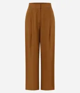 Pantalón wide leg de corte amplio y fluido, confeccionado en mezcla de viscosa y lino. Presenta pinzas en la parte delantera y cintura elastizada en la espalda.