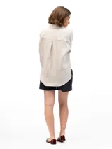 Camisa de manga larga confeccionada en 100% lino natural, con cuello clásico y cierre frontal de botones. Presenta un calce relajado y una textura ligera, ideal para climas cálidos.