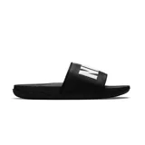 Ojotas Nike Offcourt Slide, de diseño cómodo y deportivo, color gris con banda ancha en el empeine de color blanco que lleva la palabra NIKE en letras negras grandes.