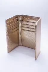 Billetera negra de cuero con textura tipo cocodrilo, con múltiples ranuras para tarjetas y billetes.