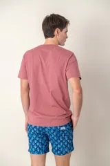 Remera azul con logo de pájaro bordado en el pecho, corte clásico y mangas cortas.