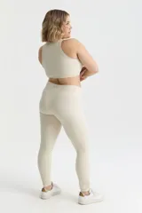 Top deportivo de diseño halter con ajuste ultra contenedor, confeccionado en tejido técnico de poliamida y spandex. Presenta el logo de la marca estampado en el centro del pecho.