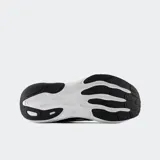 Championes de running New Balance modelo 880, color negro con entresuela blanca Fresh Foam X. Presentan una parte superior de malla transpirable, cierre de cordones y el logotipo de la marca en los laterales.