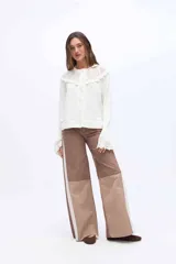 Jean wide leg de diseño bicolor y corte holgado de pierna ancha con tiro alto, confeccionado en denim de algodón con contraste de tonos.