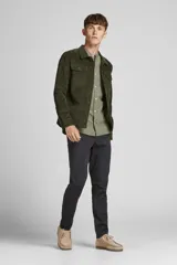 Pantalón chino negro de corte slim fit, con cierre de cremallera y confeccionado en tela con elastano.