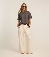Remera oversized gris de mangas cortas, confeccionada en algodón peruano, con cuello redondo y diseño liso sin estampa.
